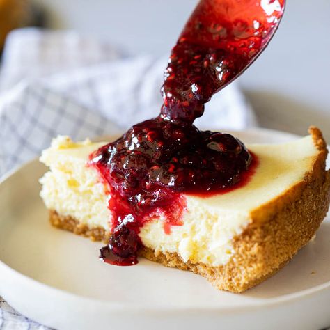 Air Fryer Cheesecake, Mixed Berry Sauce, Cake Raspberry, Cheesecake Recipes Classic, Berry Sauce, Vanilla Cheesecake, Frozen Berries, Classic Cheesecake, How To Make Cheesecake