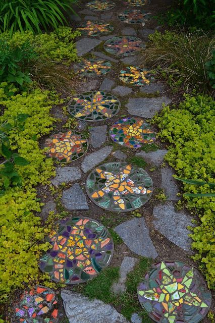 Diy Mosaic Garden, Stepping Stone Pathway, Stepping Stones Diy, Mosaic Stepping Stones, Mosaic Garden Art, Diy Mosaic, Garden Stepping Stones, Garden Walkway, Stone Pathway