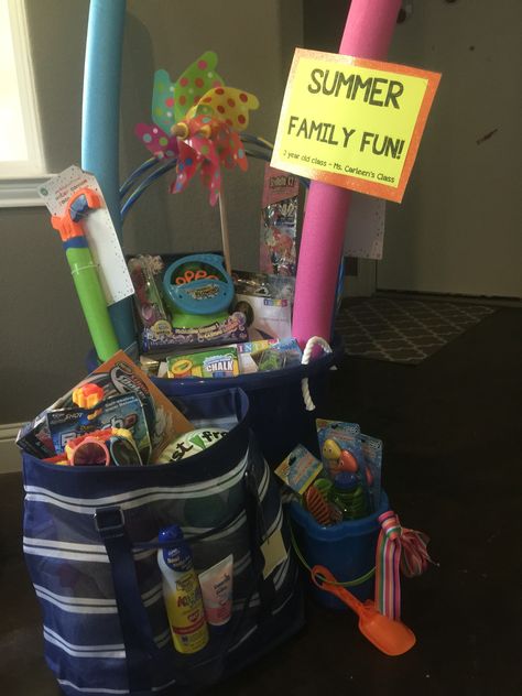 Summer family fun silent auction basket School Auction Baskets, Auction Basket Themes, Silent Auction Basket Ideas, Auction Basket Ideas, Tricky Tray Baskets, Theme Gift Ideas, Silent Auction Gift Basket Ideas, Silent Auction Basket, Tricky Tray