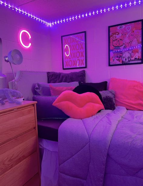 Pink theme for door room inspo, fun bright dorm room decor Bright Dorm Room, Aries Vibes, Pretty Dorm Room, Pink Dorm Rooms, Dream Dorm Room, Dorm Room Styles, Pink Dorm, Door Room, Dream Dorm