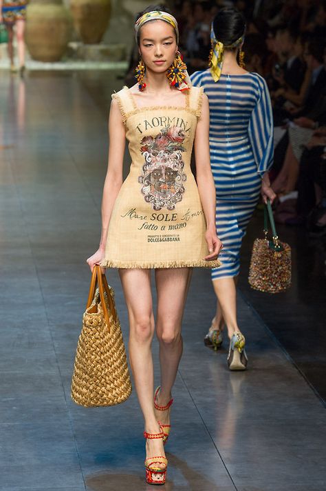 D Burlap Sack Dress Burlap Sack Dress, Sack Dress, Burlap Sacks, Dolce E Gabbana, Bag Dress, Mode Inspiration, Dolce & Gabbana, Primavera Estate, Milan Fashion Week