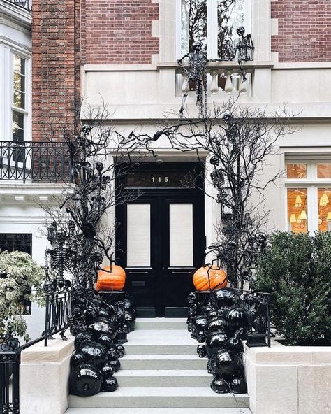 These 10 Houses Have the Best Halloween Decorations We've Ever Seen Entryway Transformation, Halloween Entryway, Elegant Halloween Decor, Halloween Front Doors, Modern Halloween, Elegant Halloween, Chic Halloween, Halloween Front Porch, Fun Halloween Decor