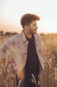 Men Photoshoot In Nature, Fall Mens Photoshoot, Outdoor Photoshoot For Men, Men Field Photoshoot, Man In Field Photography, Golden Hour Portrait Men, Photography Poses For Men Aesthetic, Photoshoot Ideas Men Outdoor, Nature Photography Poses For Men