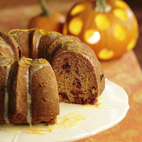 This pretty pumpkin-cranberry Bundt cake is a delicious alternative to holiday pumpkin pie. Comfort Food Crockpot Recipes, Healthy Christmas Dessert Recipes, Xmas Desserts Recipes, Comfort Food Crockpot, Food Crockpot Recipes, Healthy Christmas Desserts, Pumpkin Foods, 3 Bean Salad, Easy Bundt Cake Recipes