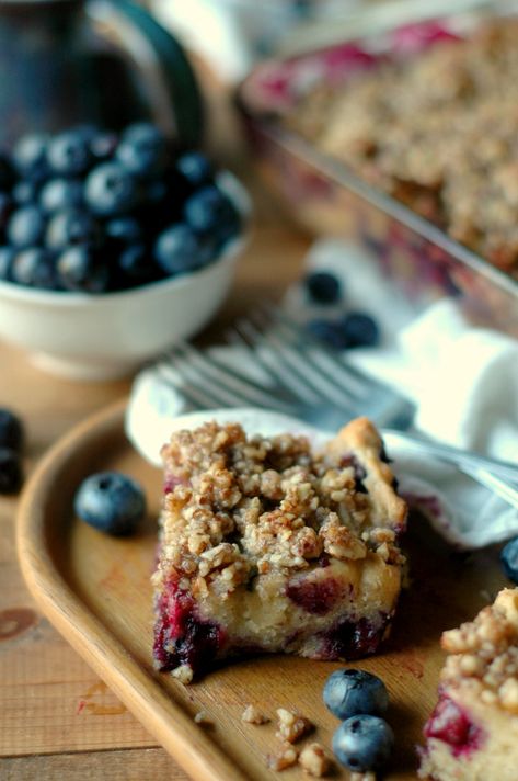 Fast Prep Blueberry Coffee Cake :: Gluten Free, Dairy Free, Refined Sugar Free, Paleo Friendly - Raising Generation Nourished - Would try all almond flour next time.  Was too dense with the cassava flour . Coffee Cake Gluten Free, Casava Cake Recipe, Cake Gluten Free Dairy Free, Paleo Coffee Cake, Healthyish Recipes, Cake Gluten Free, Berry Recipes, Gf Breakfast, Blueberry Coffee