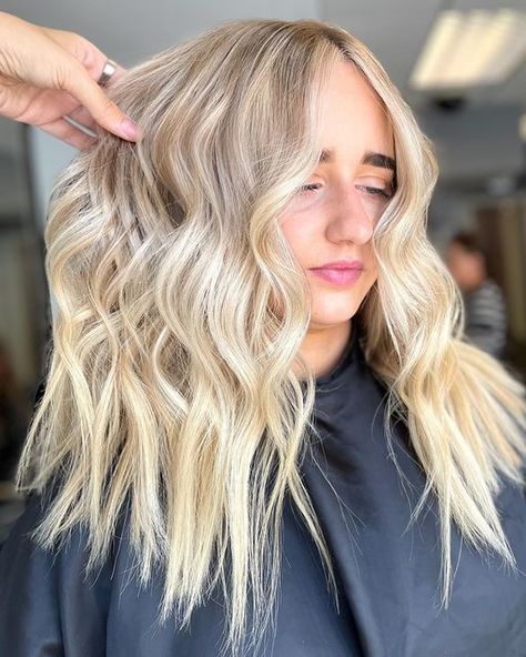 𝐁𝐥𝐨𝐧𝐝𝐞 𝐒𝐩𝐞𝐜𝐢𝐚𝐥𝐢𝐬𝐭 on Instagram: "BRIGHT AND CREAMY My fave technique to create seamless blends! Full foil and face framing, root smudge and tone! 🎨 — @wellahairuki @wellahair @wellaeducation @olaplex @wella @modernsalon @behindthechair_com #wella #wellahair #wellaprofessional #wellacolor #wellaeducation #wellafamily #wellalife #wellalove #blonde #blondehair #blondebalayage #blondegirl #blondehighlights #blondehaireducation #blondespecialist #blondebombshell #hair #hairstyles #ha Bright Blonde Face Framing Highlights, Bright Blonde Balayage With Root Smudge, Full Foil Blonde, Full Foil Highlights, Blonde Foils, Full Lace Front Wigs, Blond Balayage, Wella Hair, High Quality Wigs