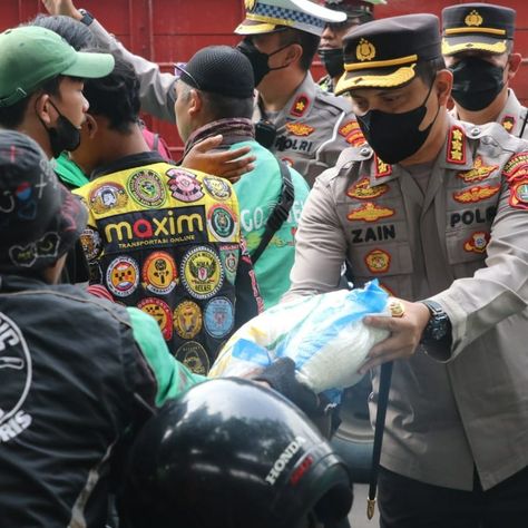 Sepekan Kenaikan BBM, 1.200 Paket Sembako Disalurkan Polisi di Kota Tangerang → https://www.onlinepantura.com/2022/09/sepekan-kenaikan-bbm-1200-paket-sembako.html?m=1 Kota Tangerang, Tangerang, Captain Hat, Not Found