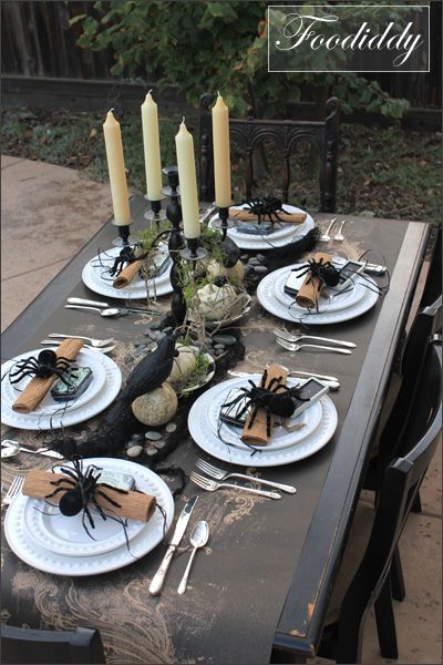 Halloween Decorations Table Centerpieces, Table Setting Halloween, Elegant Halloween Table Settings, Halloween Diner Theme, Halloween Table Scapes, Halloween Party Tablescape, Halloween Dinning Room Table, Tavola Halloween, Halloween Food Table Display