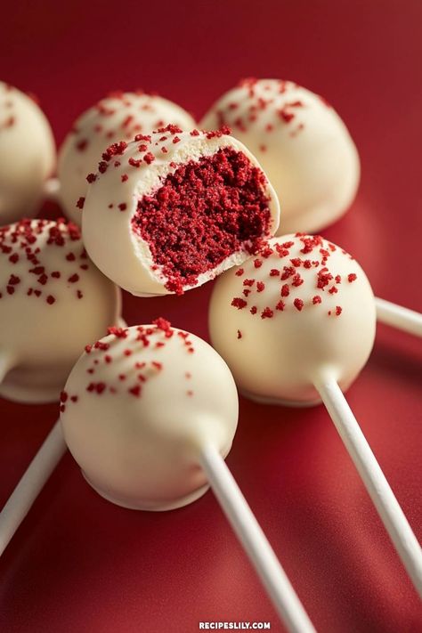 I just made these irresistible red velvet cake pops, coated in creamy white chocolate and topped with festive red sprinkles! Perfect for any occasion, they’re not only delicious but also a stunning treat that everyone will love. Check out my recipe to indulge in these delightful bites! Cake Pop Red Velvet, How To Make Red Velvet Cake Pops, Red Velvet Cake Bites, Cake Pops San Valentin, Cake Pops Red Velvet, Red Velvet Cake Pops Recipe, Mnm Cake, Red Cake Pops, Red Velvet Cake Balls