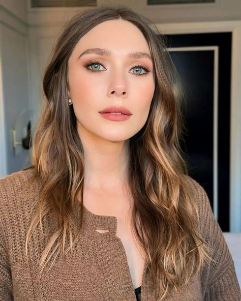 Elizabeth Olsen Hair Color, Elizabeth Olsen Bangs, Elizabeth Olsen Blonde, Elizabeth Olsen Makeup, Elizabeth Olsen Hair, Soft Autumn Hair, Liz Olsen, Elizabeth Olsen Style, Wedding Eye Makeup