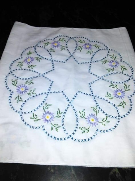 Emroydri Design, Bedsheet Hand Embroidery Design, Hand Embroidery Designs For Bedsheets, Embroidery Bedsheets Design, Crochet Bed Sheet, Bordados Tambour, Crochet Bed, Crewel Embroidery Patterns, Sheet Bed