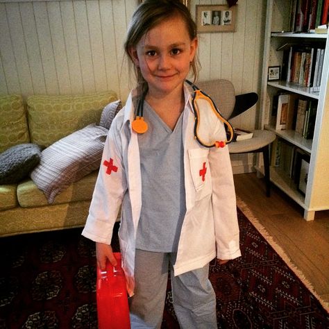 Children's Doctor Costume-DIY Doc McStuffins! Doctor Costume Kids, Doctor Fancy Dress, Vet Costume, Children Doctor, Dr Costume, Doctor Halloween Costume, Doctor Halloween, Diy Doctor, Doctor Coat