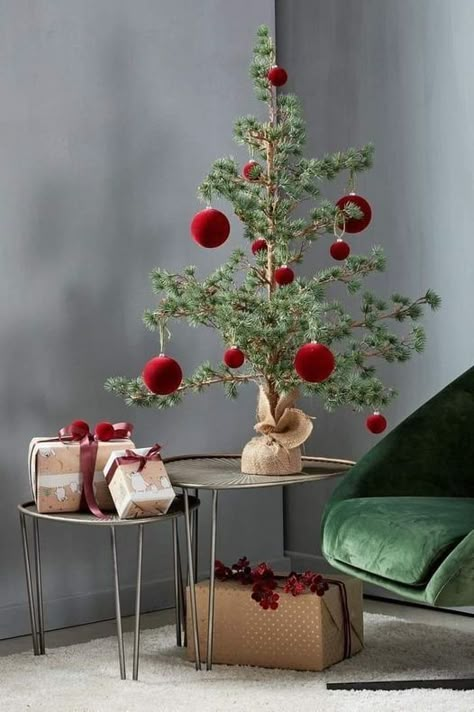 Small Christmas Tree, Christmas Interiors, Christmas Tree Inspiration, Minimalist Christmas, Front Porch Christmas Decor, Christmas Love, Country Christmas, Homemade Christmas, Christmas Deco