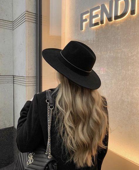 Mode Editorials, Peinados Fáciles Para Cabello Corto, Blonde Women, Feminine Aesthetic, Black Hat, Blonde Girl, Aesthetic Photo, Stylish Girl, Aesthetic Girl