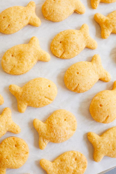 Homemade Goldfish baked to perfection. Homemade Ritz Crackers, Homemade Goldfish, Homemade Goldfish Crackers, Homemade Crackers Recipe, Fish Crackers, Bigger Bolder Baking, Goldfish Crackers, Baking Cookbooks, Homemade Crackers