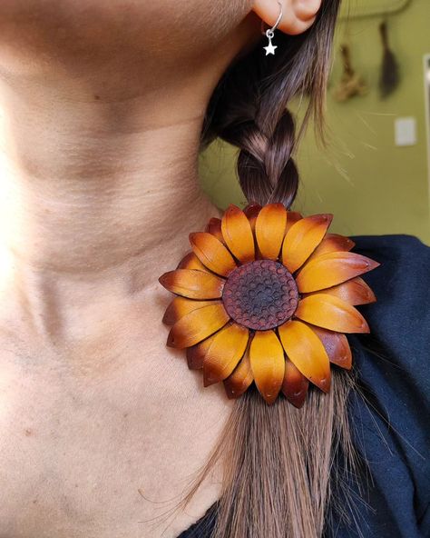 🌻Tooled leather barrette in the shape of sunflower. A lot of work and effort has gone into this handmade sunflower ornament. 🌻We often like to decorate the house with flowers. But you can also decorate yourself with sunflower! You don't need to pick flowers for this, because I offer a sunflower that will never fade, made of natural leather. 🌻This leather sunflower can be used not only as a hair clip, but also as an accessory to your outfit. 💰Price - 40$ 🛫Free WORLDWIDE shipping ➡️ It is ... House With Flowers, Leather Sunflower, Pick Flowers, Handmade Sunflower, Never Fade, Tooled Leather, Leather Tooling, Natural Leather, Hair Clip