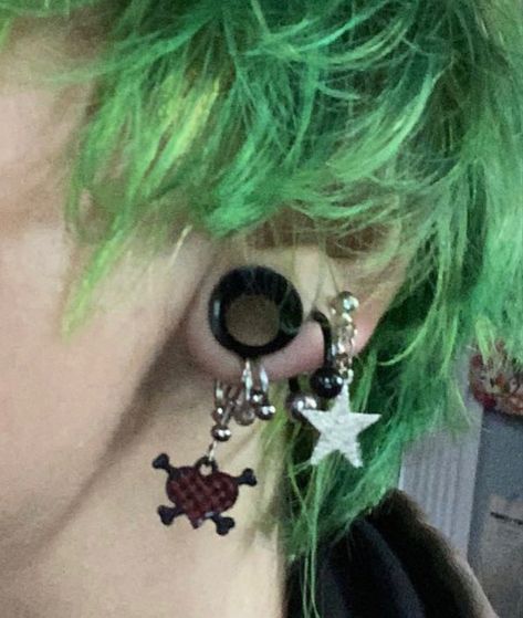 4g Ear Stretch, Green Piercing Aesthetic, Grunge Earrings Piercings, Cool Piercings Face, Guys With Piercings, Dream Piercings, Mod Jewelry, Piercing Inspo, Cool Ear Piercings