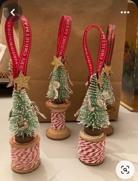 Bobbin Christmas Ornaments, Wooden Thread Spool Christmas Ornaments, Crafts Using Wooden Thread Spools, Wooden Spools Christmas Ornaments, Cotton Reel Christmas Decorations, Thread Spool Ornaments, Spool Decorations, Thread Spool Crafts, Bobbin Crafts