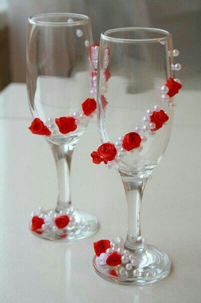 Diy Glitter Glasses, Bridal Wine Glasses, Bridal Party Wine Glasses, Flowers Arrangements Ideas, Glass Decor Ideas, Red Wedding Decorations, Bride And Groom Glasses, Wine Glass Designs, Wedding Wine Glasses