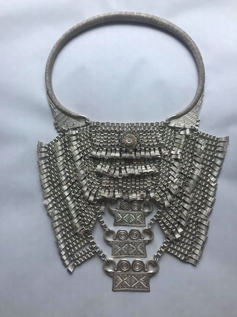 Hmong Jewelry, Hmong Necklace, Native American Indians, Beautiful Dress, Metal Jewelry, Fashion Ideas, Antique Jewelry, Sustainable Fashion, One Day