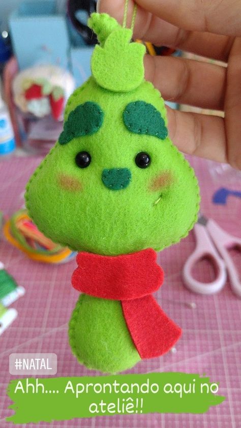 Pannolenci Ideas, Diy Felt Crafts, Felt Crafts Dolls, Diy Grinch, Cute Grinch, Diy Felt Christmas Ornaments, Felt Ornaments Patterns, Felt Crafts Christmas, Geek Crafts