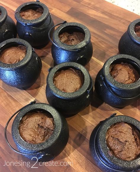 Cauldron Cakes Harry Potter, Harry Potter Cupcakes Ideas, Harry Potter Cauldron, Cauldron Cakes, Small Cauldron, Harry Potter Cupcakes, Cauldron Cake, Black Cupcakes, Harry Potter Halloween Party