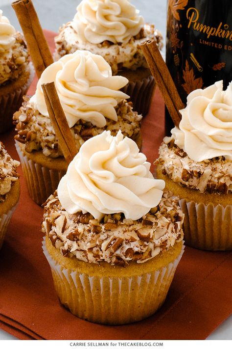 Fall Cupcakes Recipes, Pumpkin Spice Latte Cupcakes, Boozy Cupcakes, Fall Cupcakes, Boozy Desserts, Cupcakes Decorados, Gourmet Cupcakes, Cupcake Flavors, Spice Cupcakes