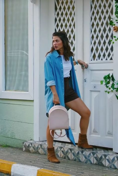 Sanem Aydin Outfits, Sanem Style, Sanem Outfits, Sanem Aydin, Dress Over Jeans, Bird Fashion, Turkish Women Beautiful, Erkenci Kus, Weekly Outfits