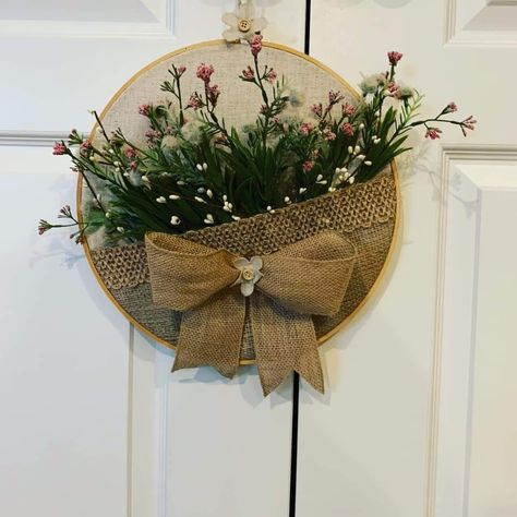 Dekoratívne Vence, Front Door Diy, Embroidery Hoop Crafts, Door Diy, Burlap Crafts, Craft Room Decor, Amazing Decor, Deco Floral, Rustic Garden Decor