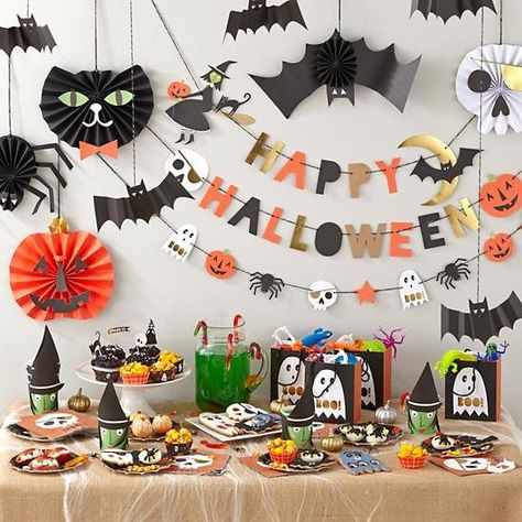 Cute Kid-Friendly Halloween Decorations | POPSUGAR Moms Kid Friendly Halloween Decorations, Kid Friendly Halloween Party, Dulces Halloween, Halloween Decor Diy, Cute Halloween Decorations, Halloween Decorations For Kids, Halloween Fest, Kid Friendly Halloween, Creepy Decor