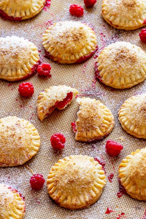 Raspberry Hand Pies, Brunch Picnic, Hand Pie Recipes, Raspberry Desserts, Fried Pies, Raspberry Pie, Hand Pie, Raspberry Recipes, Baking Desserts