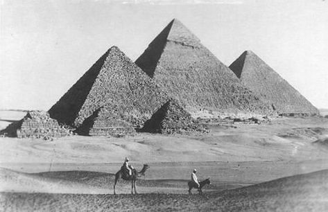 The pyramids at Giza, Egypt, 1920s. Ruins Of Pompeii, Rebuilding The Temple, Ram Pump, Antony And Cleopatra, World History Facts, Pyramid Of Giza, Ancient World History, Pompeii Ruins, Vintage Egypt