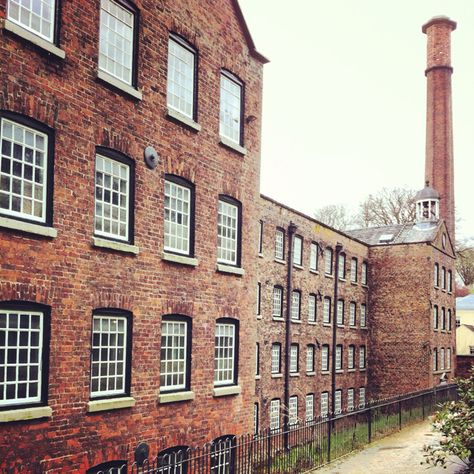 Quarry Bank Mill, Cheshire This working Georgian cotton mill, built in 1784 by entrepreneur Samuel Greg, provides a fascinating insight into the early Industrial Revolution. The complex of buildings which grew up around the magnificent 50-ton waterwheel charts the growth of cotton textile manufacture from cottage industry to noisy weaving factory. Industrial Era, Old Factory Renovation, Industry Architecture, Cotton Mill, Textile Manufacturing, Isle Of Dogs, Industrial Living, Old Factory, Industrial Architecture