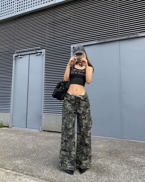 Camo Pants Outfit Street Style, Camo Cargo Pants Outfit Street Style, Outfit Inspo Cargo Pants, Camp Pants Outfit, Camouflage Pants Outfit, Cargo Pants Outfit Street Style, Camo Pants Outfit, 2023 Outfits, Female Biker