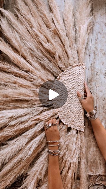 Michaela Haban | Bohème aesthetic | Fashion | Creativity on Instagram: "DIY Bohemian Pampasgrass home deco piece 🌾.  You only need : * ��pampas grass * ��one placemat * ��a small piece of cardboard * ��hot glue  #pampasgrass #pampasgrassdecor #diyinspiration #bohointerior #bohodecor #bohodecoration #wallhangingdecor #bohemiandecor #bohemianhome #bohohome #aestheticreels #bohoinspo #boholiving #boholifestyle #mybohohome #diydecor #diyideas #diyhomedecor #mybohohome #bohemianliving #diyhome #bohovintage #seeksimplicity #decorgoals" Deco Pampa Vase, Pampas Grass In Vase, Pampas Decoration, Diy Boho Home Decor, Diy Boho Wall Decor, Pampas Decor, Hone Decor, Diy Bohemian, Boho Inspo