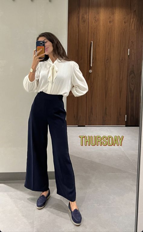 Work Outfit Lawyer, Trouser And Loafers Outfit, Work Outfits Women Formal, New York Corporate Fashion, Spring Corporate Outfits, Carmen Mundt Work Outfit, Corporate Travel Outfit, Law Outfits Women Aesthetic, Cool Corporate Outfits