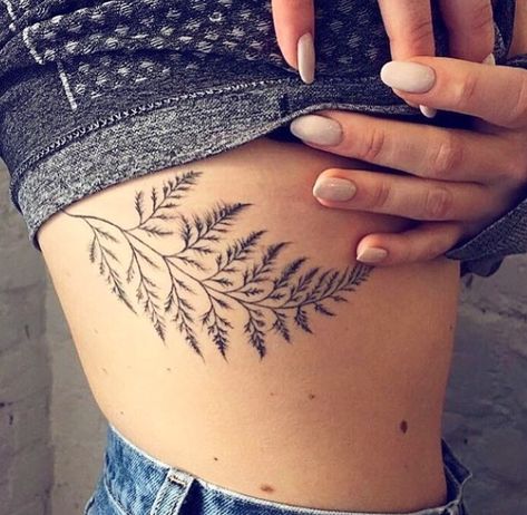 Fern leaf tattoo on the rib cage - Tattoogrid.net Tattoos Videos, Girl Rib Tattoos, Botanisches Tattoo, Tattoos On Side Ribs, Fern Tattoo, Geniale Tattoos, Initial Tattoo, Tattoo Girls, Side Tattoos