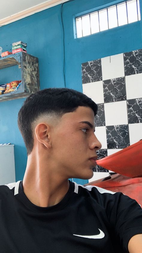 Tapper Fade Alto, Men Fade Haircut Short, Boxing Training Workout, Buzz Cut Hairstyles, Curly Hair Fade, Korean Men Hairstyle, Men Haircut Curly Hair, Mullet Haircut, Wavy Hair Men