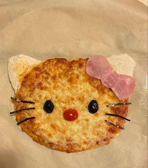 Cool Pizza Shapes, Cute Pizza Shapes, Cute Pizza Aesthetic, Pizza Shape Ideas, Cute Pizzas, Cute Pizza Ideas, Pizza Ideas Creative, Pizza Astethic, Pizza Hello Kitty