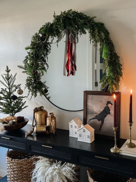 Christmas Front Entrance Table, Garland Entry Table, Christmas Decoration Sidetable, Garland On Entry Table, Xmas Console Table Decor, Entrance Table Christmas Decor Ideas, Console Christmas Decoration, Landing Christmas Decor, Christmas Decor Ideas Tv Console