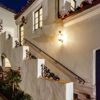 California Backyard, Mediterranean Exterior, Hacienda Style Homes, Mexico House, Exterior Stairs, Mediterranean Style Homes, Tuscan Design, Mediterranean Home Decor, Tuscan House