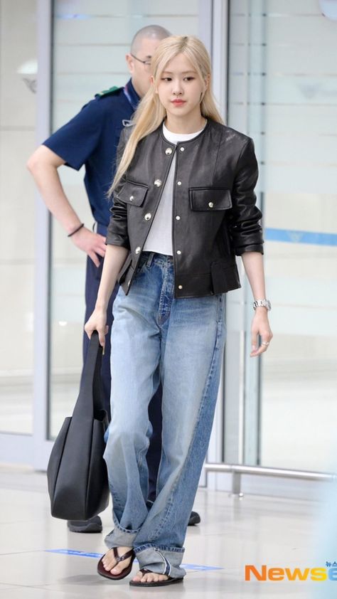 ROSÉ AT ICN AIRPORT. #ROSÉ #Roséblackpink #kpop #bprosé #kpop #gg Rose Fashion, Icn Airport, All Eyes On Me, Casual Day Outfits, 가을 패션, Airport Outfit, Blackpink Fashion, Blackpink Rose, Kpop Outfits