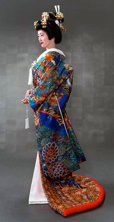 Contemporary Uchikake. Japanese Bride, Japanese Costume, Kimono Japan, Japanese Wedding, Wedding Kimono, Kimono Design, Japan Kimono, Japanese Geisha, Beautiful Kimonos