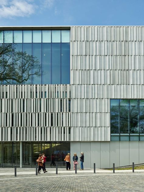 Eskew Dumez Ripple clads museum in fluted precast stone facade Precast Concrete Panels, History Exhibition, Wood Facade, Greenwich Connecticut, Facade Panel, Stone Quarry, Concrete Facade, Stone Facade, Wooden Staircases