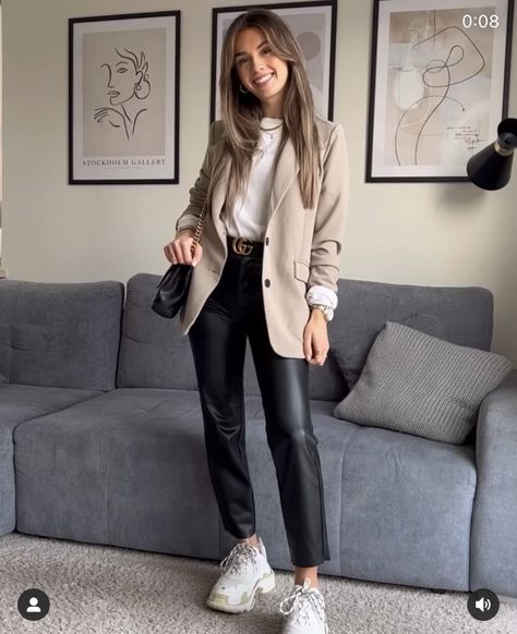 Nude Pants Outfit, Leather Trousers Outfit, Madrid Outfits, Nude Outfits, Blazer Outfits Casual, Leather Pants Outfit, Office Casual Outfit, Black Leather Pants, Elegante Casual