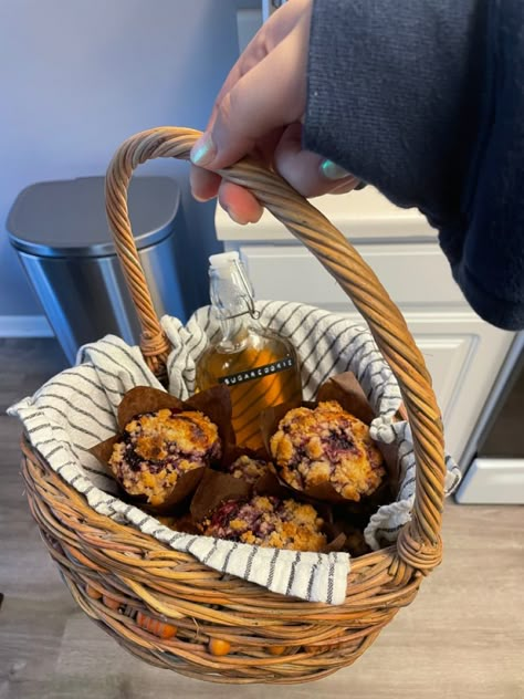 Muffin Gift Basket Ideas, Basket Of Baked Goods, Muffin Gift Packaging, Basket Of Muffins, Baked Good Gift Basket, Muffin Basket Ideas, Baked Goods As Gifts, Homemade Baked Goods Gift Basket, Muffin Gift Basket