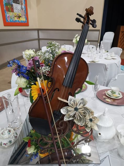 Violin and flowers decor centerpiece Music Centerpieces Ideas, Music Graduation, Notes Tattoo, Music Centerpieces, Music Decorations, Nye 2024, Music Themed Decor, 40th Bday Ideas, Picture Table