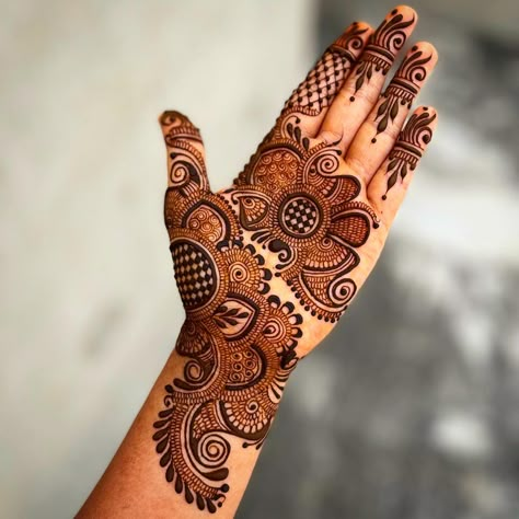 Inner Palm Henna, Palm Henna Designs Simple, Henna Tattoo Design, Yoga Strong, Mehndi Design Easy, Palm Henna, Front Mehndi Design, Website Home Page, Rangoli Simple