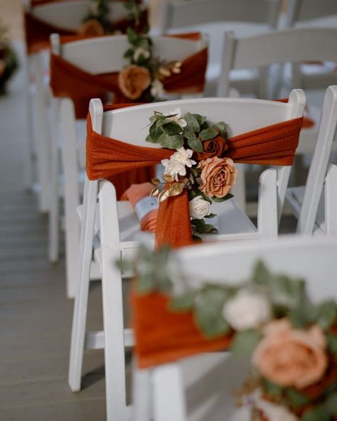 This real wedding is the ultimate Sunset Terracotta inspiration. Discover terracotta flowers for the ceremony, reception and bridal bouquets for your fall wedding. Terracotta Neutral Wedding, Red And Orange Fall Wedding, Terracotta Centerpieces Round Table, Terracotta Reception, Wedding Mexican Theme, Terracotta And Blush Wedding, Terracotta Inspiration, Terracotta Fall Wedding, Terracotta Wedding Colors