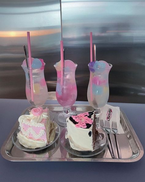 Lisa on Instagram: “SIGNATURE MENU // *So dreamy RG /BY @lingling.kr 😍💜✨ #jellysoda #oreocake #cakeinspo #pastels #dreammenu #pastelaesthetic #foodart…” Pretty Beverages, Cake Cow, Jelly Ice Cream, Cake Cafe, Colorful Drinks, Jelly Babies, Cute Snacks, Oreo Cake, Pretty Drinks